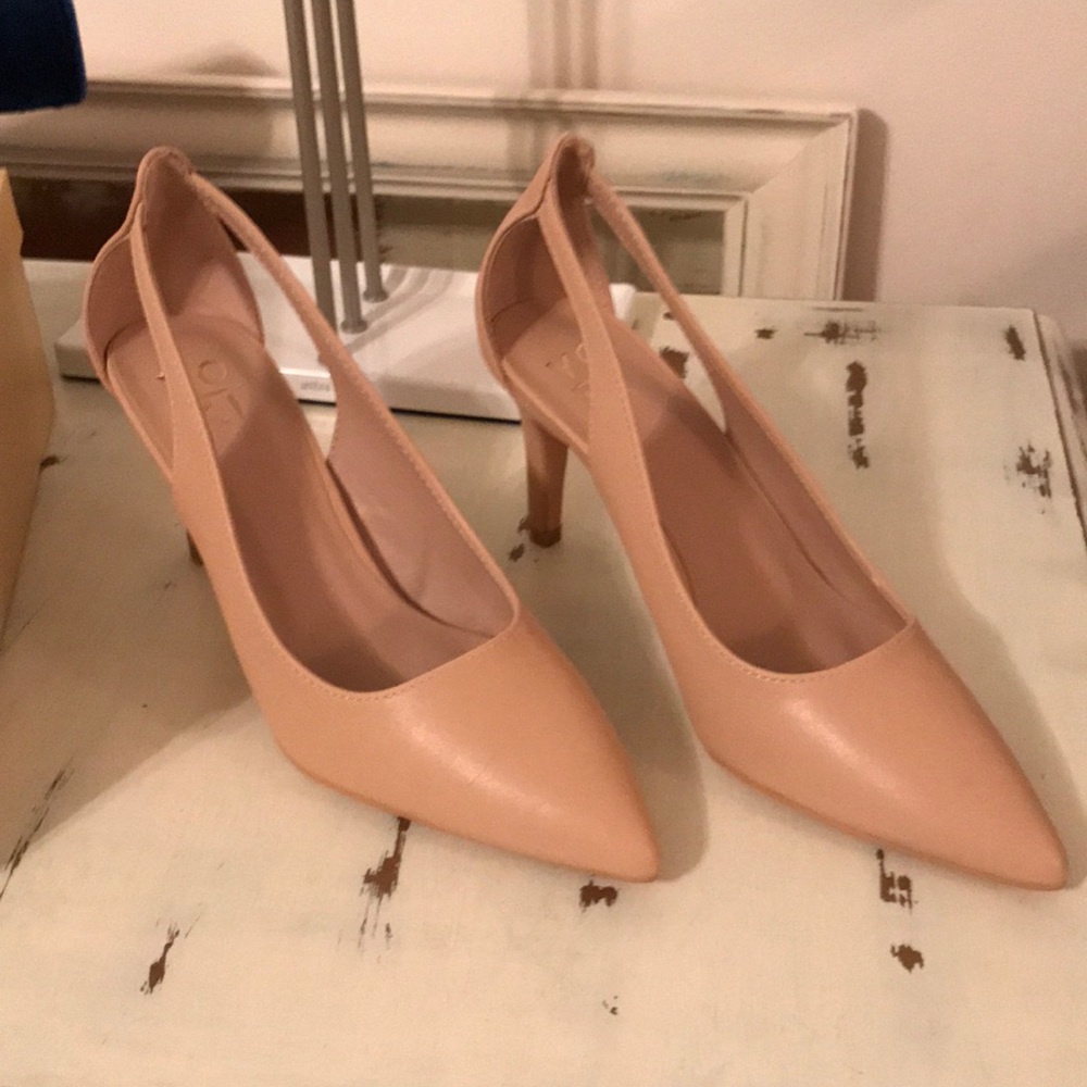 Yoki pumps, new in box, size 6.